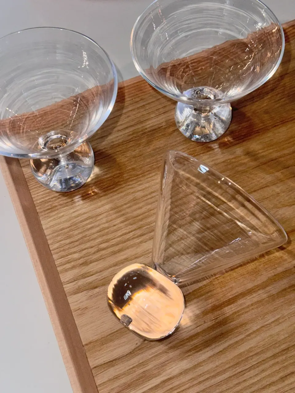 Udvalg af klare håndlavede glas på et træbord